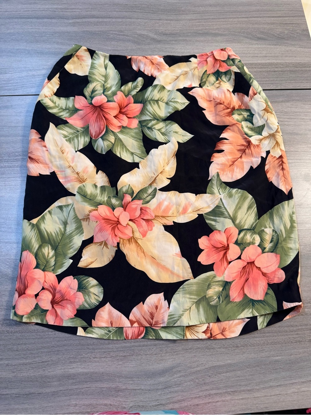 Dana Buchman Black Mini Skirt with Coral & Green Tropical Print 100% Silk